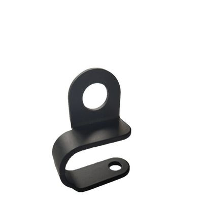 Processo di stampaggio versatile per la produzione di componenti metallici di lamiera di saldatura pieghevole